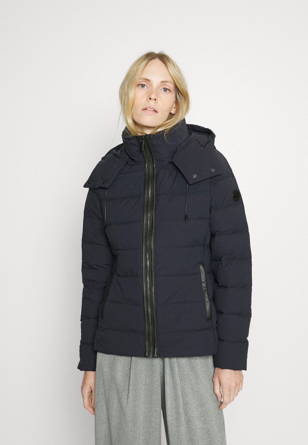 

Куртка MICHAEL Michael Kors КОРОТКИЕ КОНТРАСТНЫЕ ПЛАМБЫ, цвет midnight