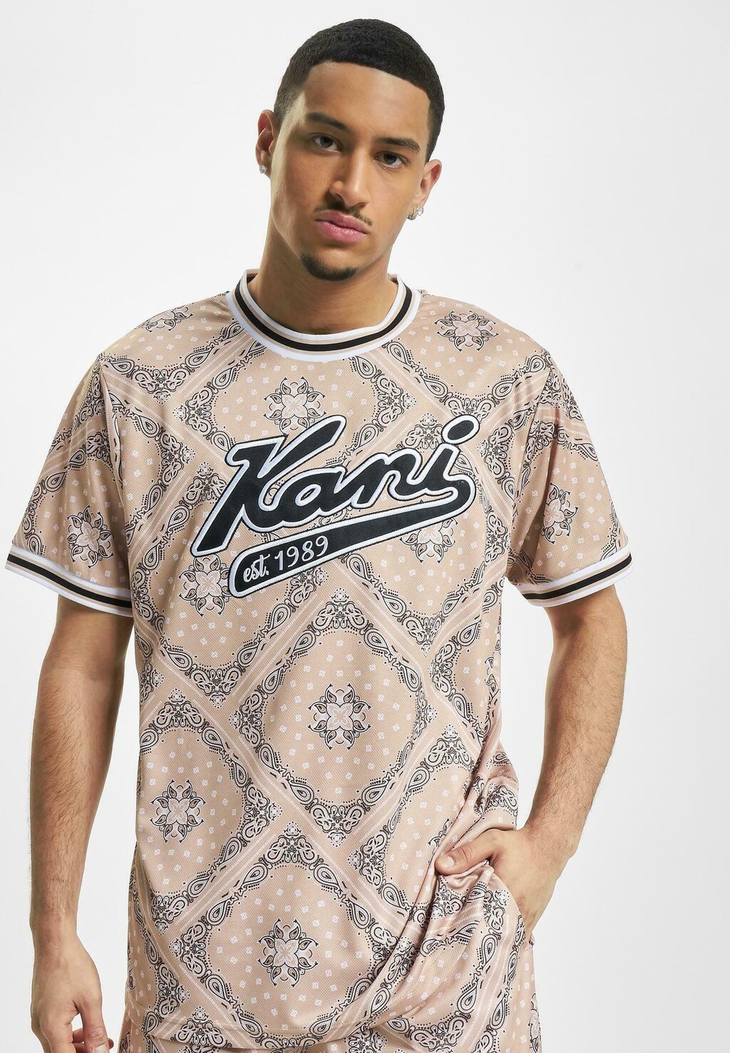 

Футболка с принтом VARSITY PAISLEY Karl Kani, песочно-черный белый