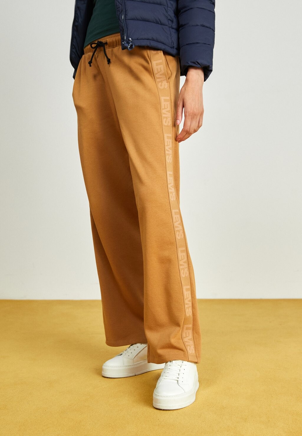 

Спортивные штаны Levi's TAPE LOW RIDER, коричневый