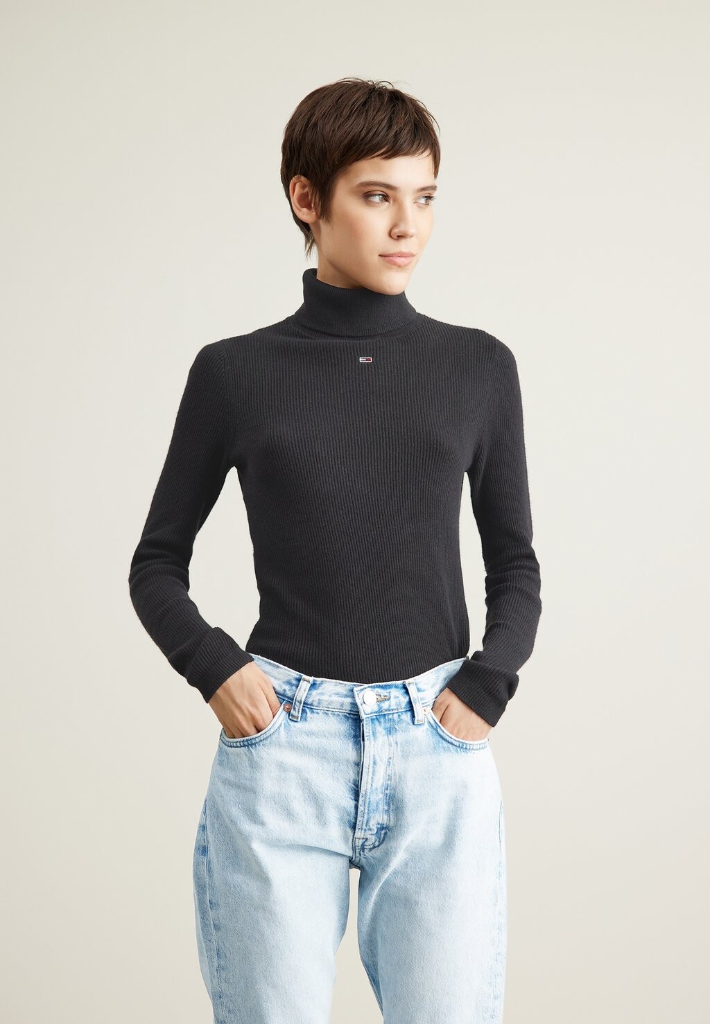 

Свитшот Tommy Jeans ESSENTIAL TURTLENECK, черный