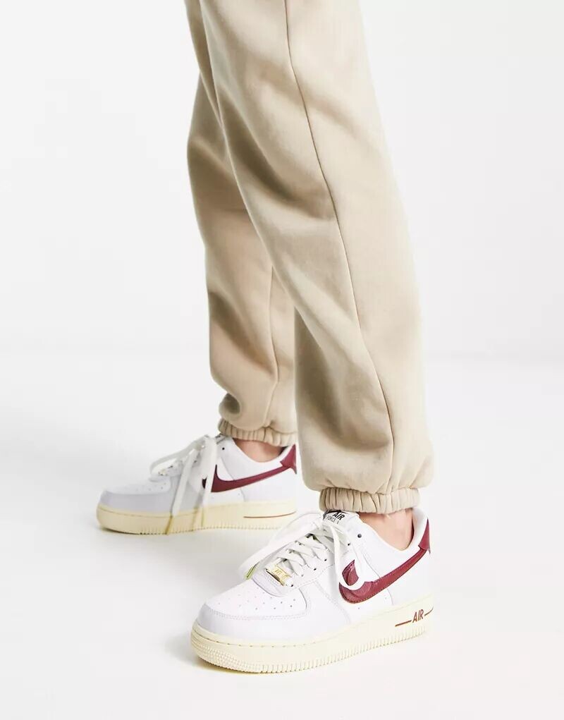 

Серые и бордовые кроссовки Nike AF1 '07