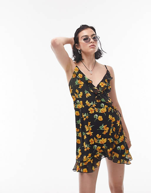 

Разноцветное мини-платье с цветочным запахом и бретелями Topshop