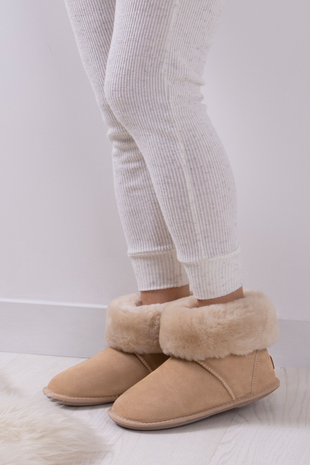 

Женские тапочки Albera из овчины Just Sheepskin, коричневый