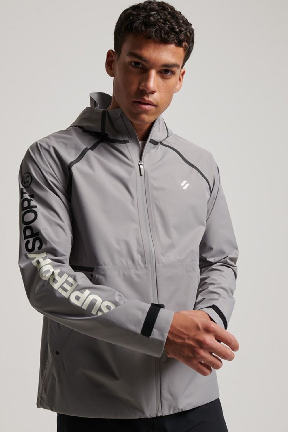 

Спортивная куртка-дождевик Superdry, серый