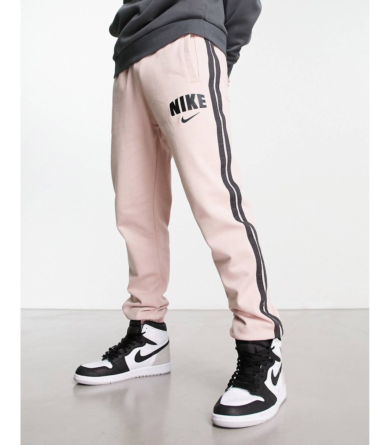 

Розовые оксфордские флисовые джоггеры Nike Retro