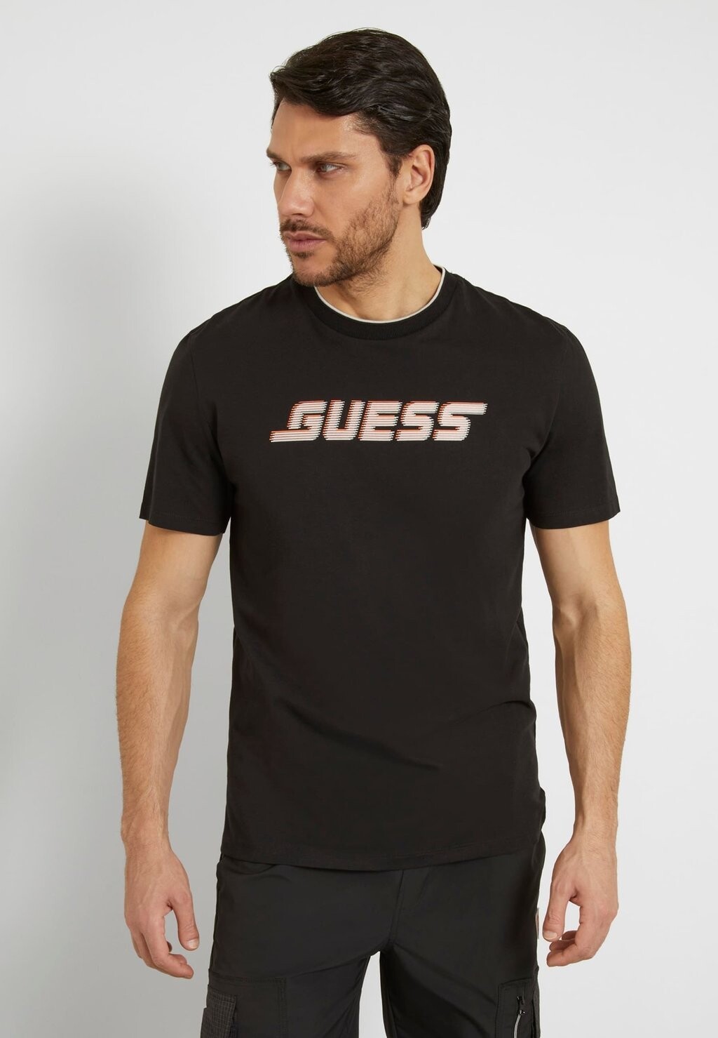 

Футболка с принтом Guess, черный