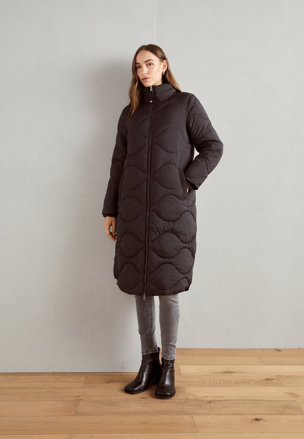 

Зимняя куртка Esprit, черный