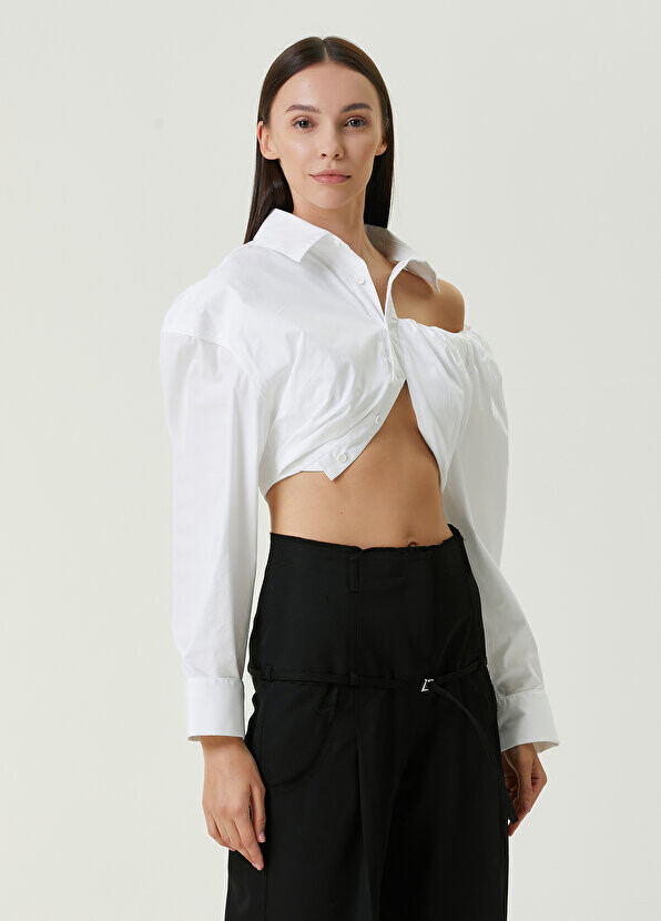 

Белая укороченная рубашка с открытым плечом на одно плечо Jacquemus