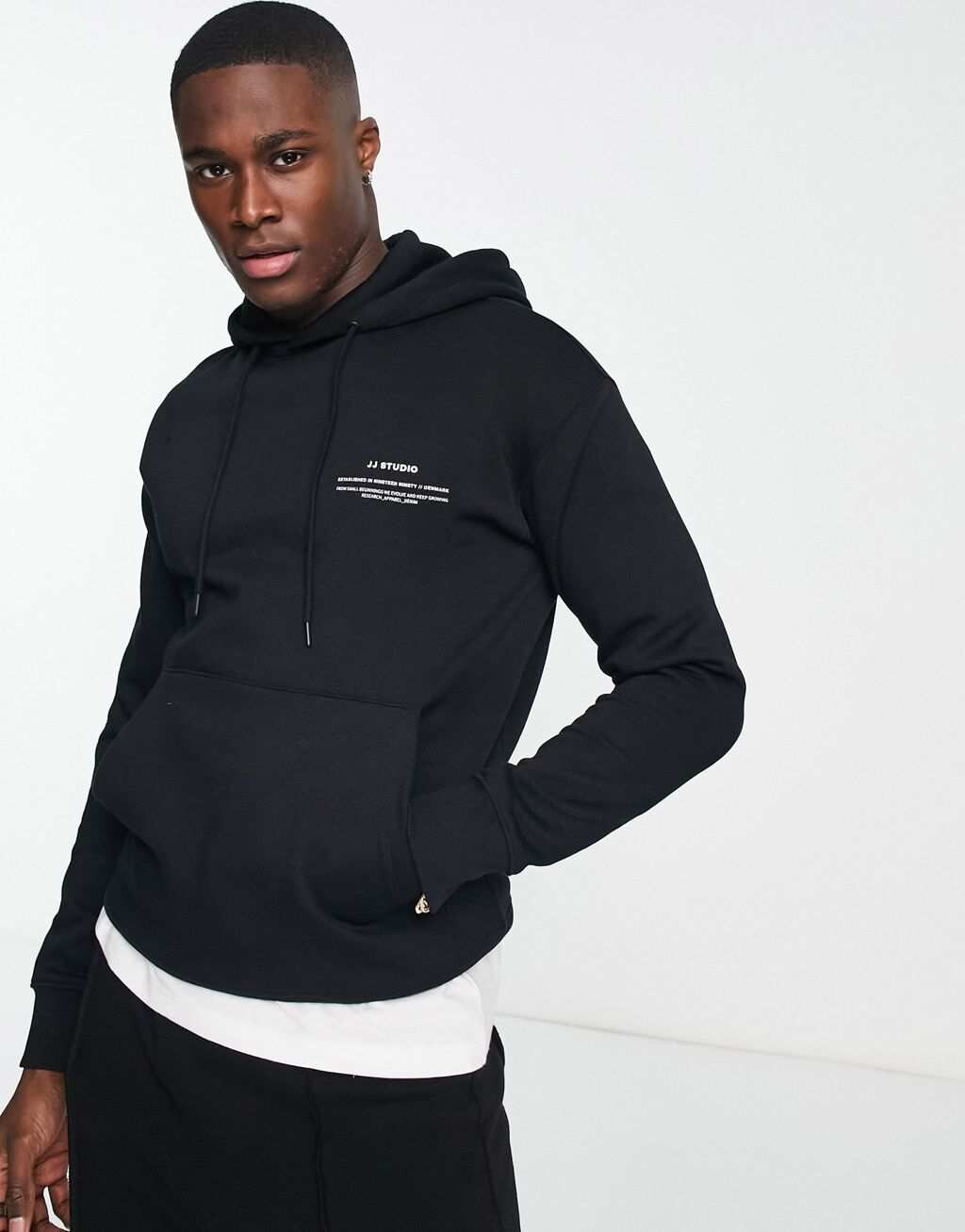 

Черная толстовка оверсайз с принтом на груди Jack & Jones Essentials