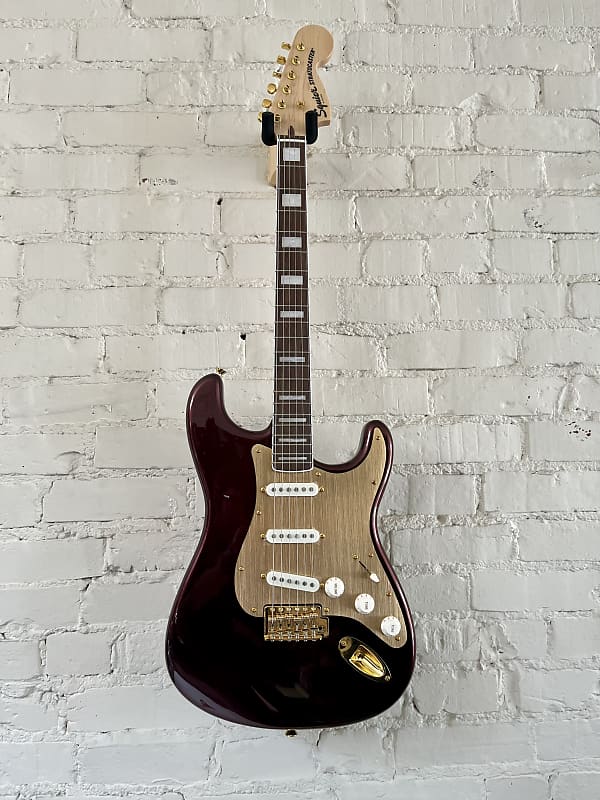 

Электрогитара Squier 40th Anniversary Gold Edition Stratocaster 2022 - Present - Ruby Red Metallic