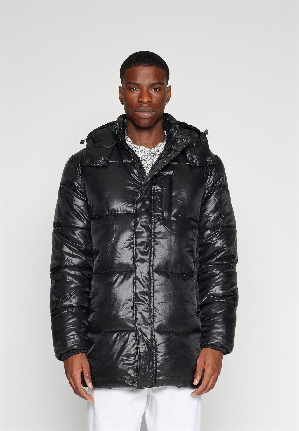 

Зимнее пальто Guess КУРТКА СРЕДНЕЙ ДЛИНЫ, цвет jet black