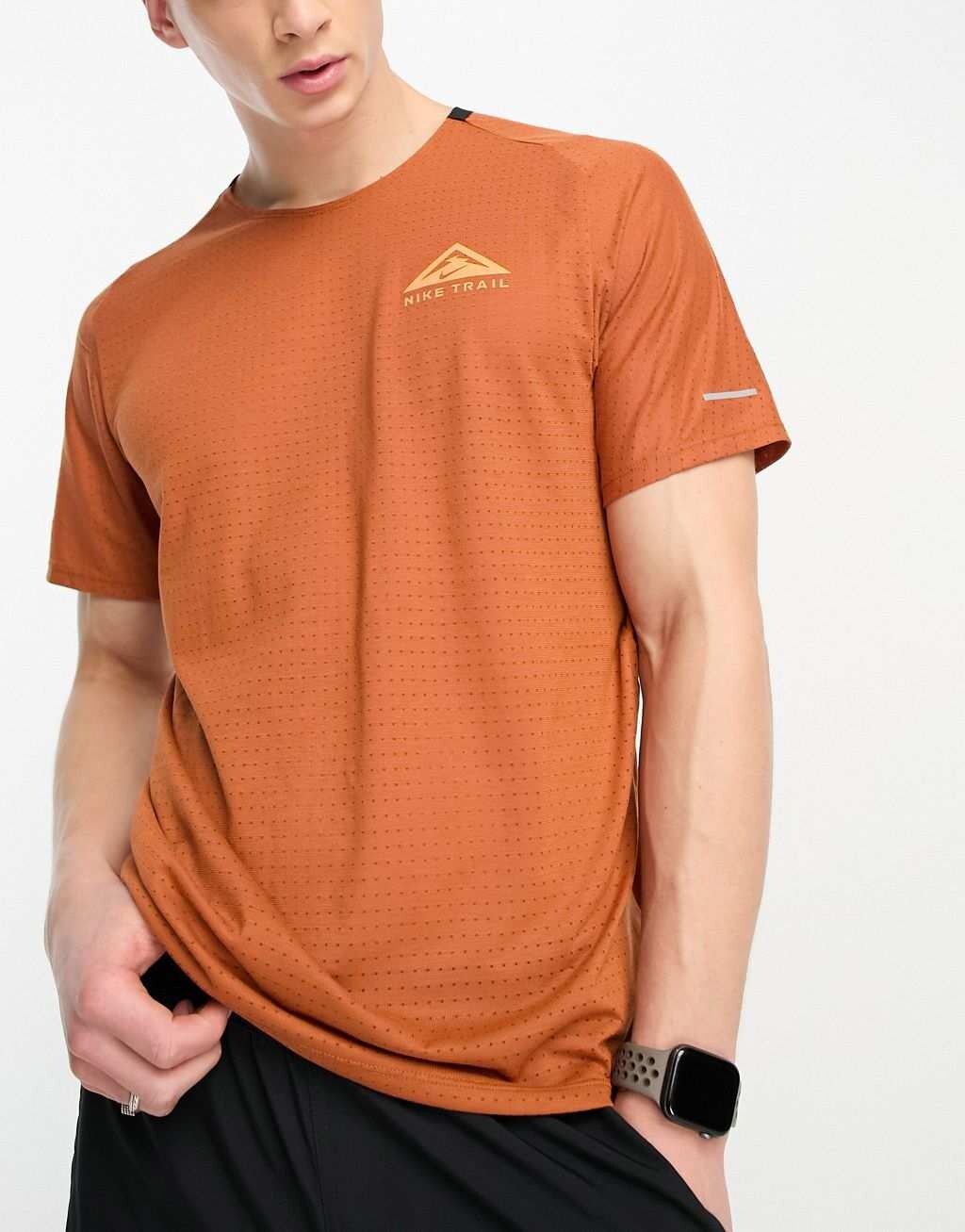 

Оранжевая футболка Nike Running Trail Solar Chase Dri-Fit