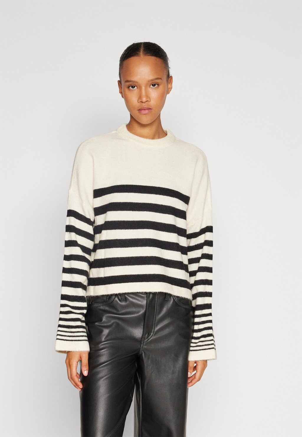 

Свитшот Vero Moda VM HURRICANE, цвет offwhite/berry