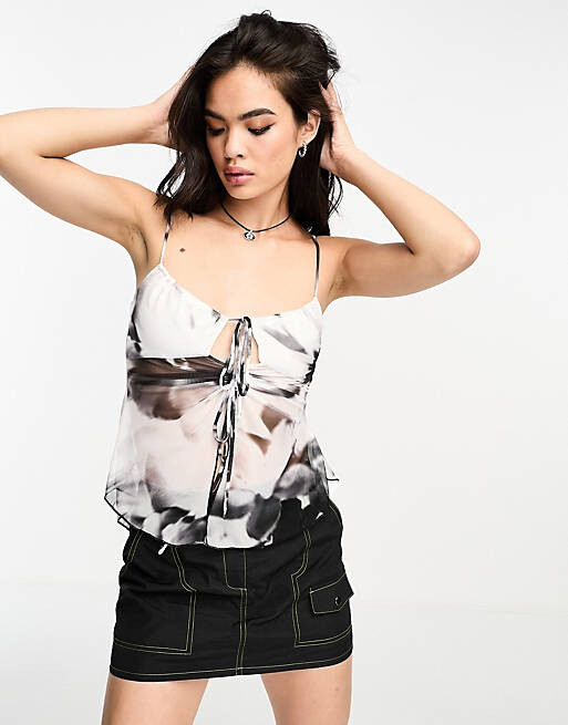 

Черно-белый топ с оборками Bershka