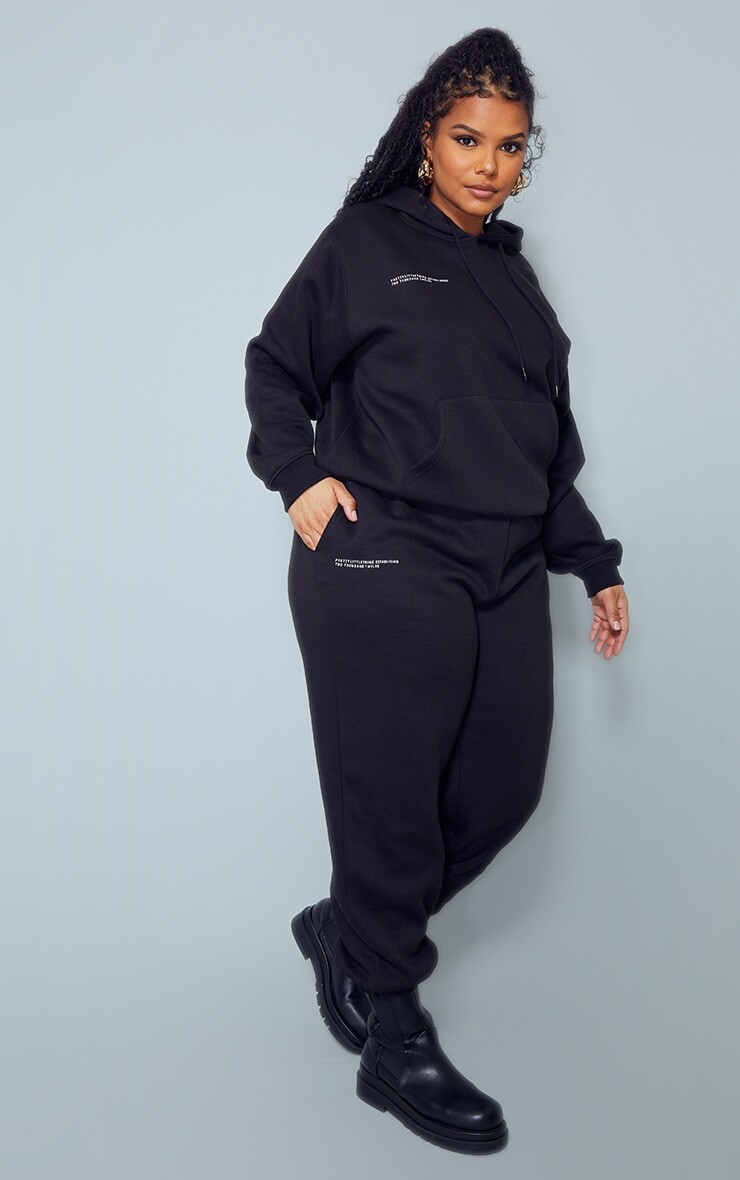 

PrettyLittleThing Plus Черные джоггеры Est 2012