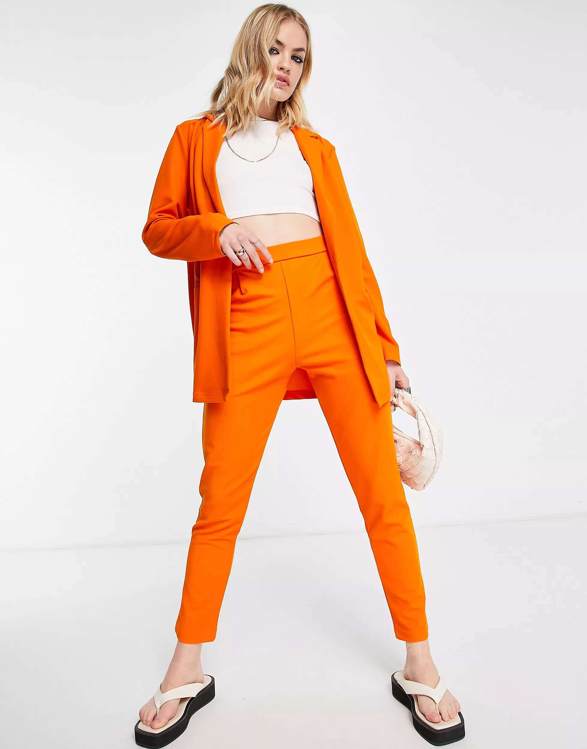 цена Оранжевые зауженные костюмные брюки из джерси ASOS