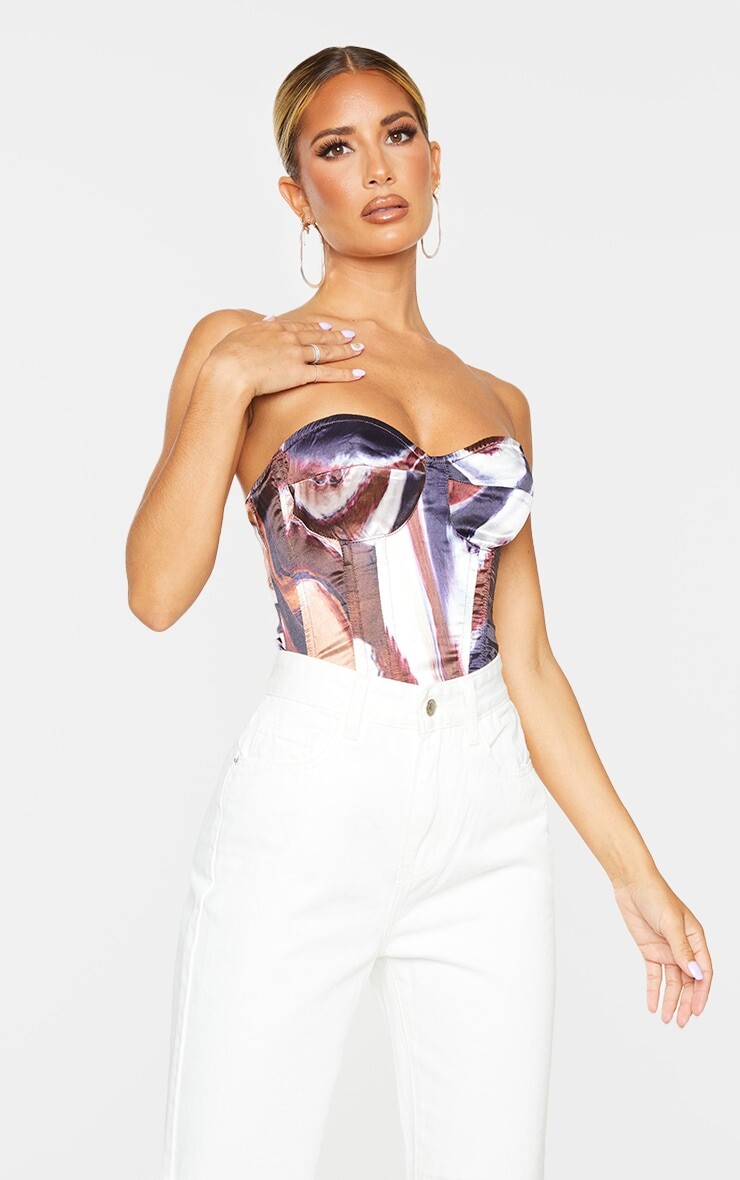 

PrettyLittleThing Коричневый атласный корсет с контрастным принтом и завитками