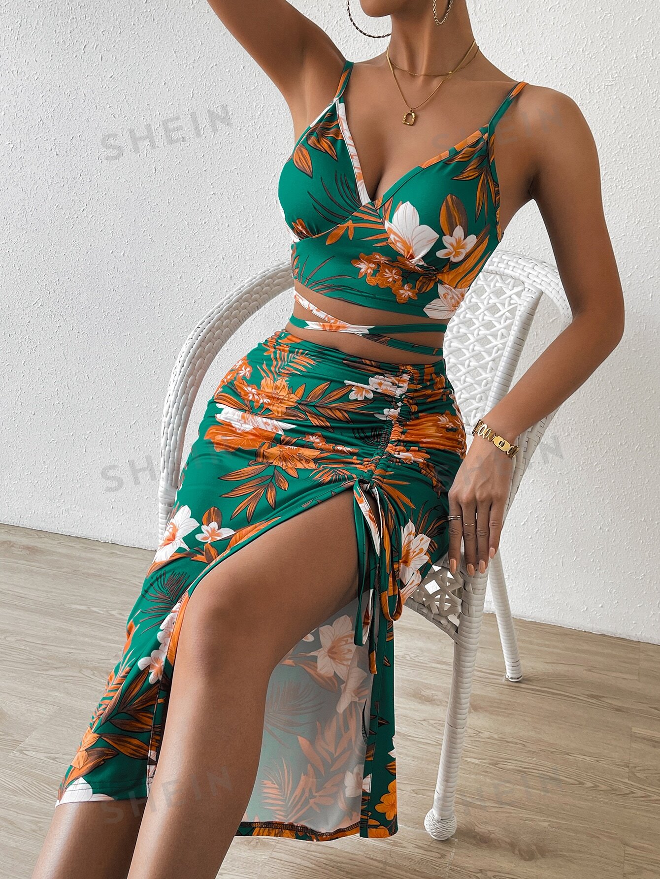 SHEIN Privé Топ-комбинация с V-образным вырезом и завязкой на спине с цветочным принтом и плиссированная юбка-миди с высоким разрезом, зеленый цена и фото