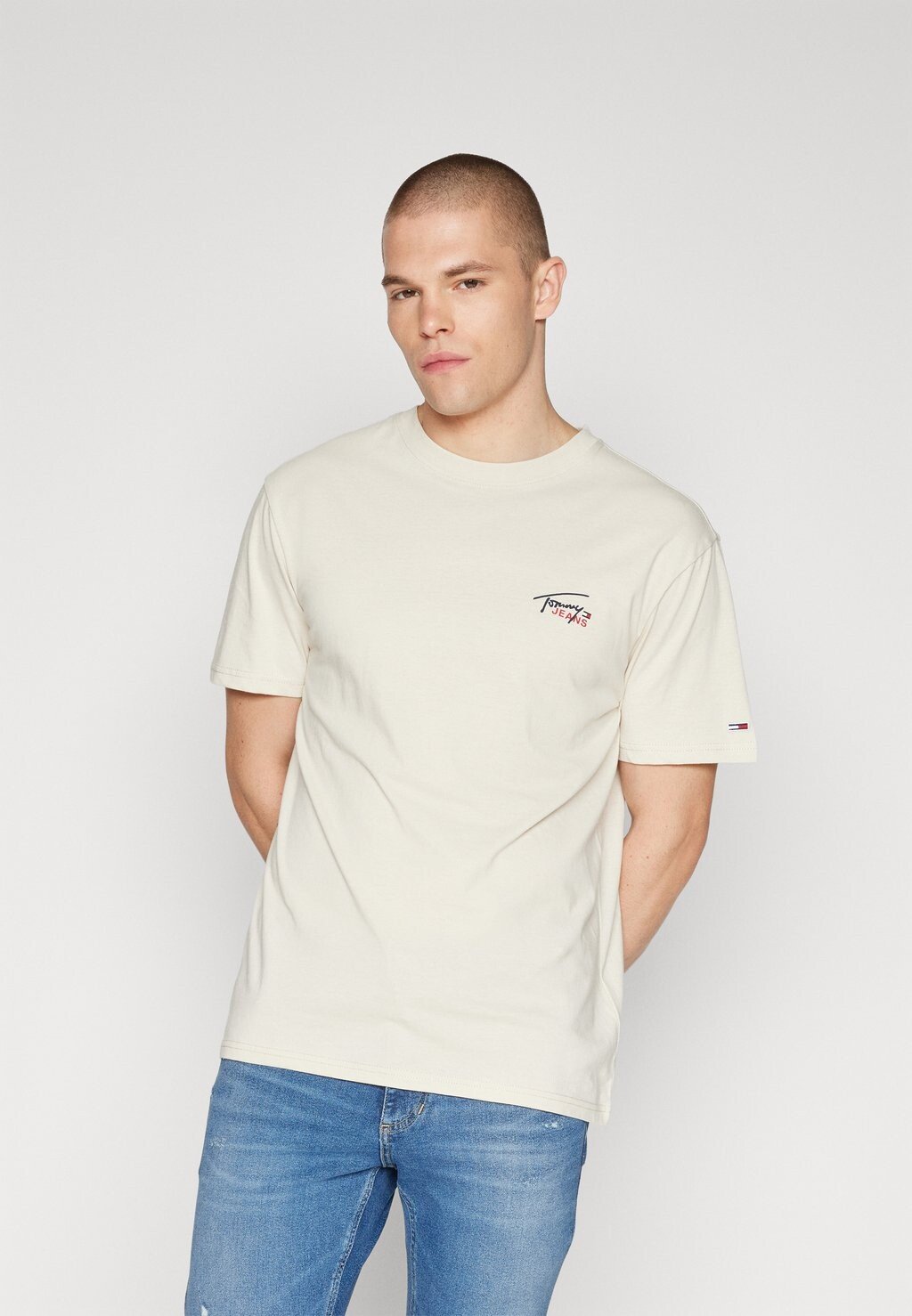 

Базовая футболка ФУТБОЛКА SMALL FLAG Tommy Jeans, газетная бумага