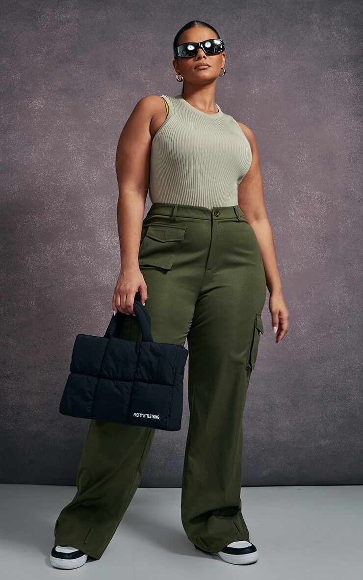 

PrettyLittleThing Прямые брюки карго цвета хаки с карманами спереди