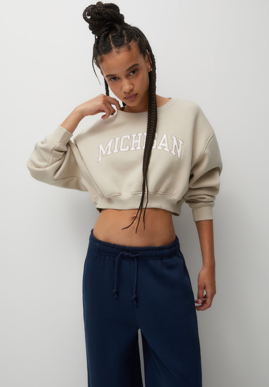 

Толстовка Cropped Varsity PULL&BEAR, цвет sand