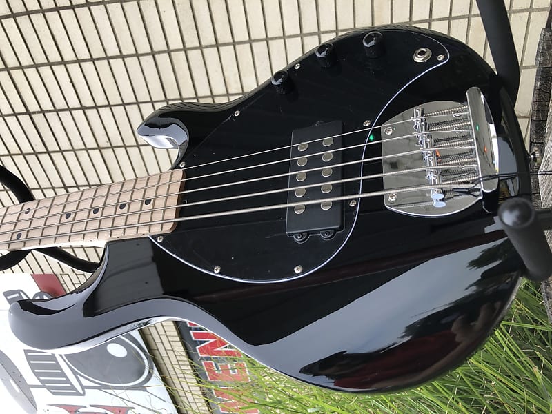 

Басс гитара Sterling by Music Man StingRay 5 String Bass Guitar, Black, RAY5-BK-M1