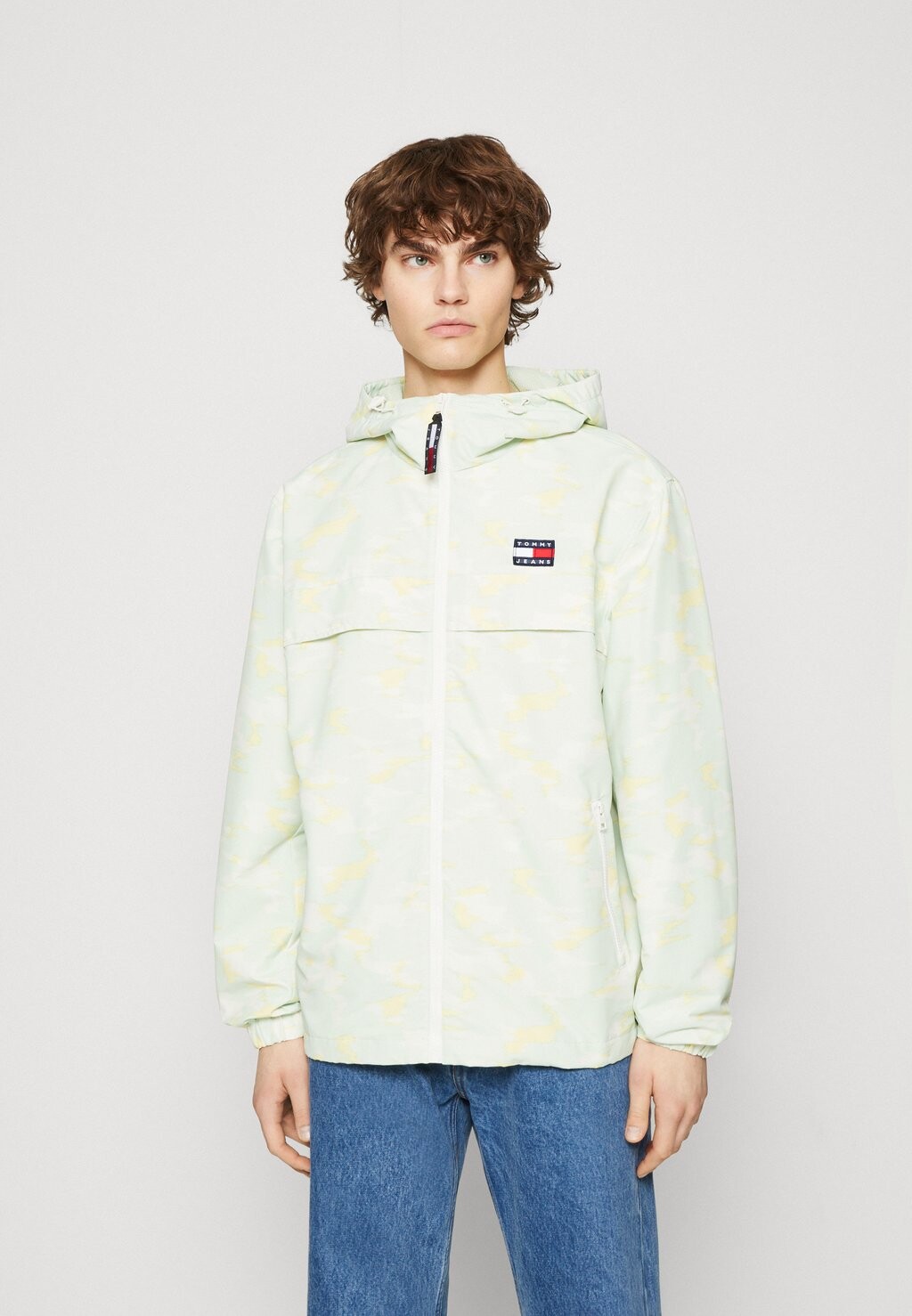 

Ветровка Tommy Jeans