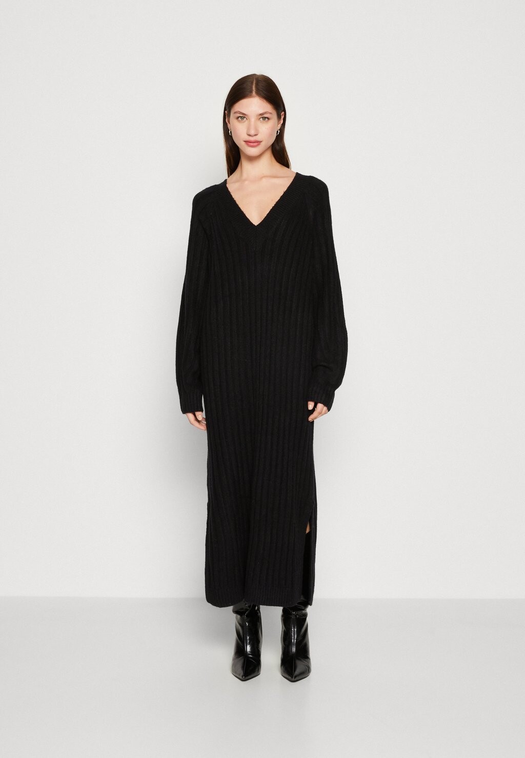 

Широкое платье Gina Tricot ПЛАТЬЕ С V ВЫРЕЗОМ, черный