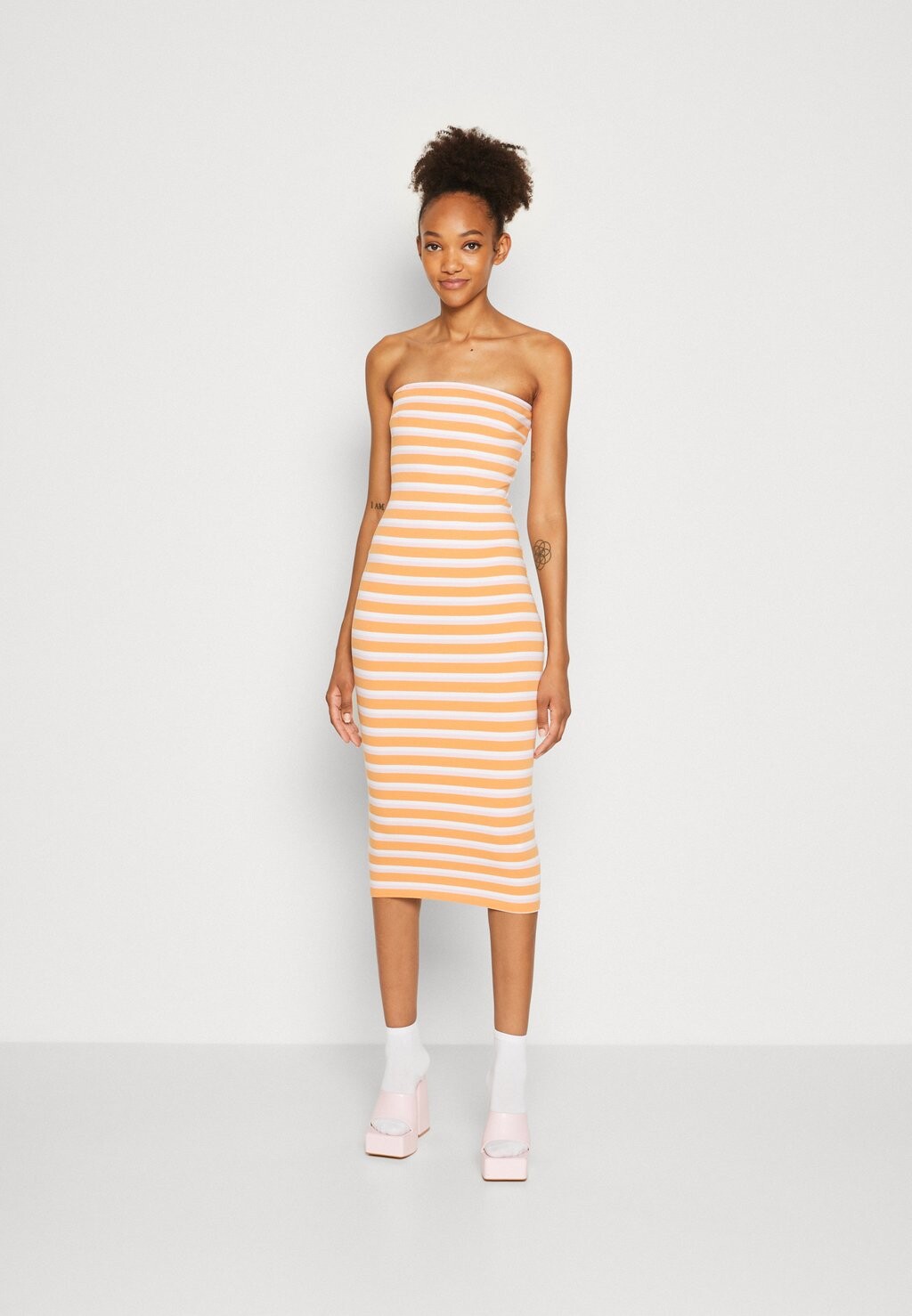 

Платье прямого кроя Gina Tricot
