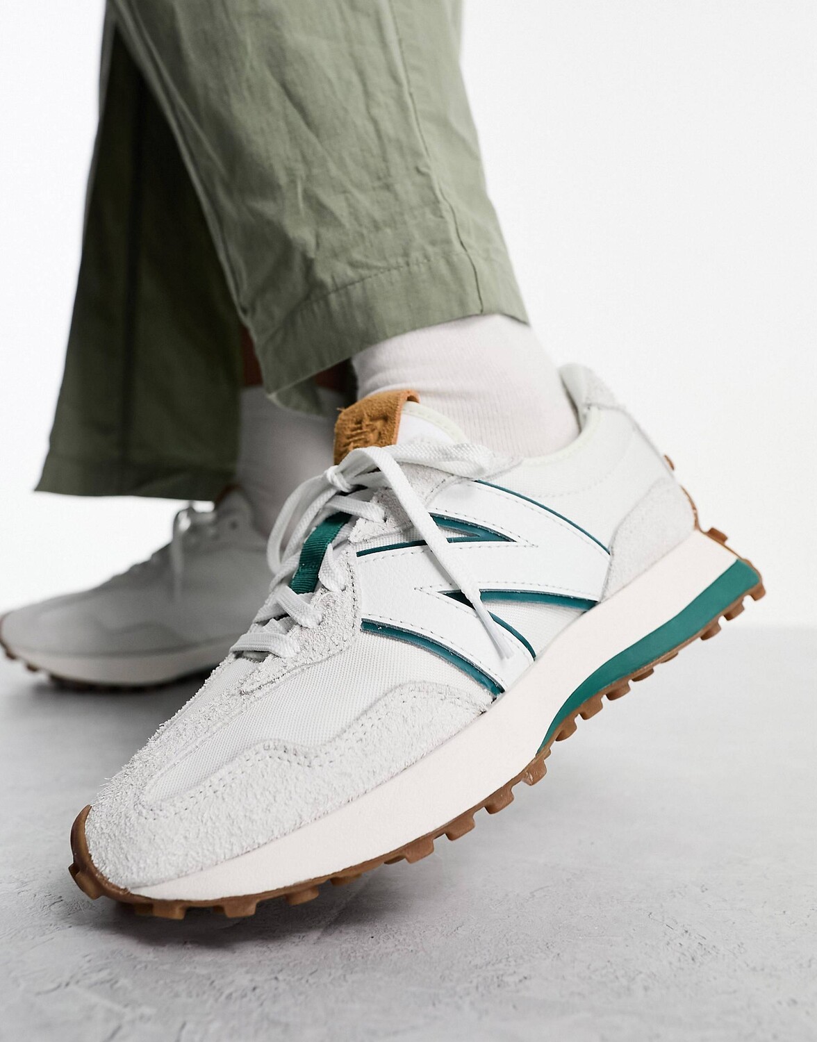 

Бело-зеленые кроссовки New Balance 327