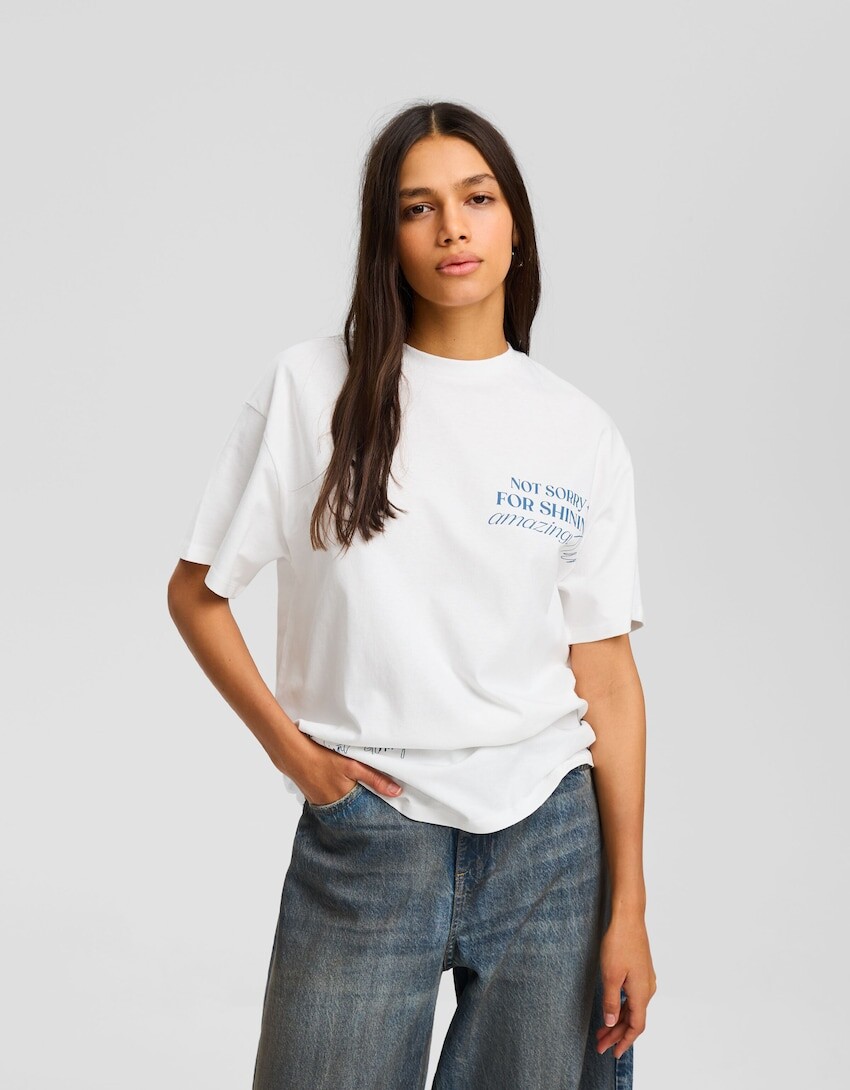 

Футболка с короткими рукавами и принтом Bershka, экрю