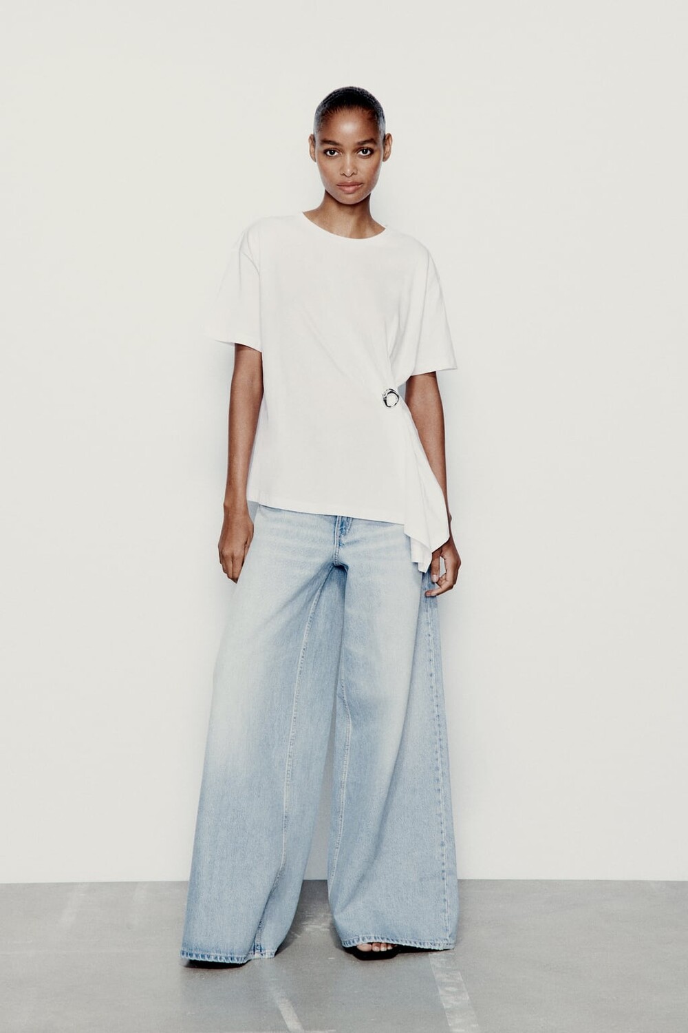 

Футболка с аппликацией ZARA, белый