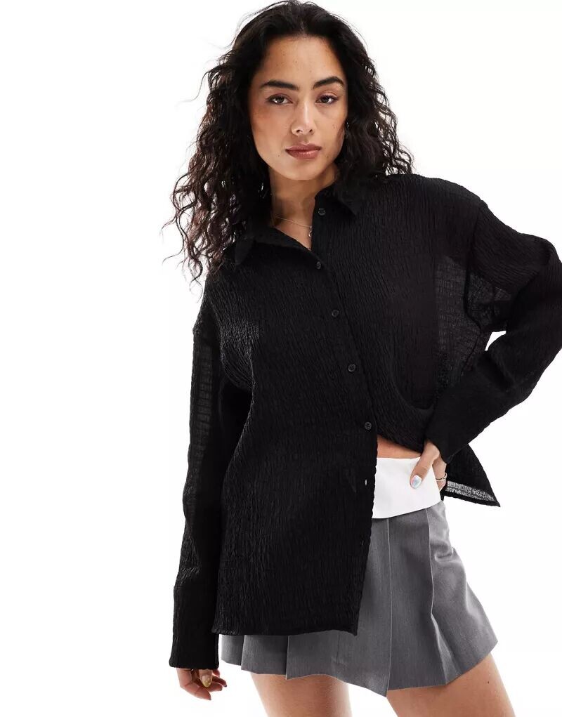 

Черная рубашка оверсайз с жатой структурой Bershka