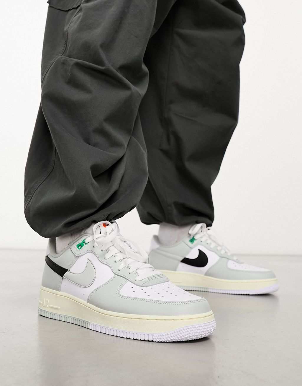 

Серо-белые кроссовки Nike Air Force 1 '07, Белый