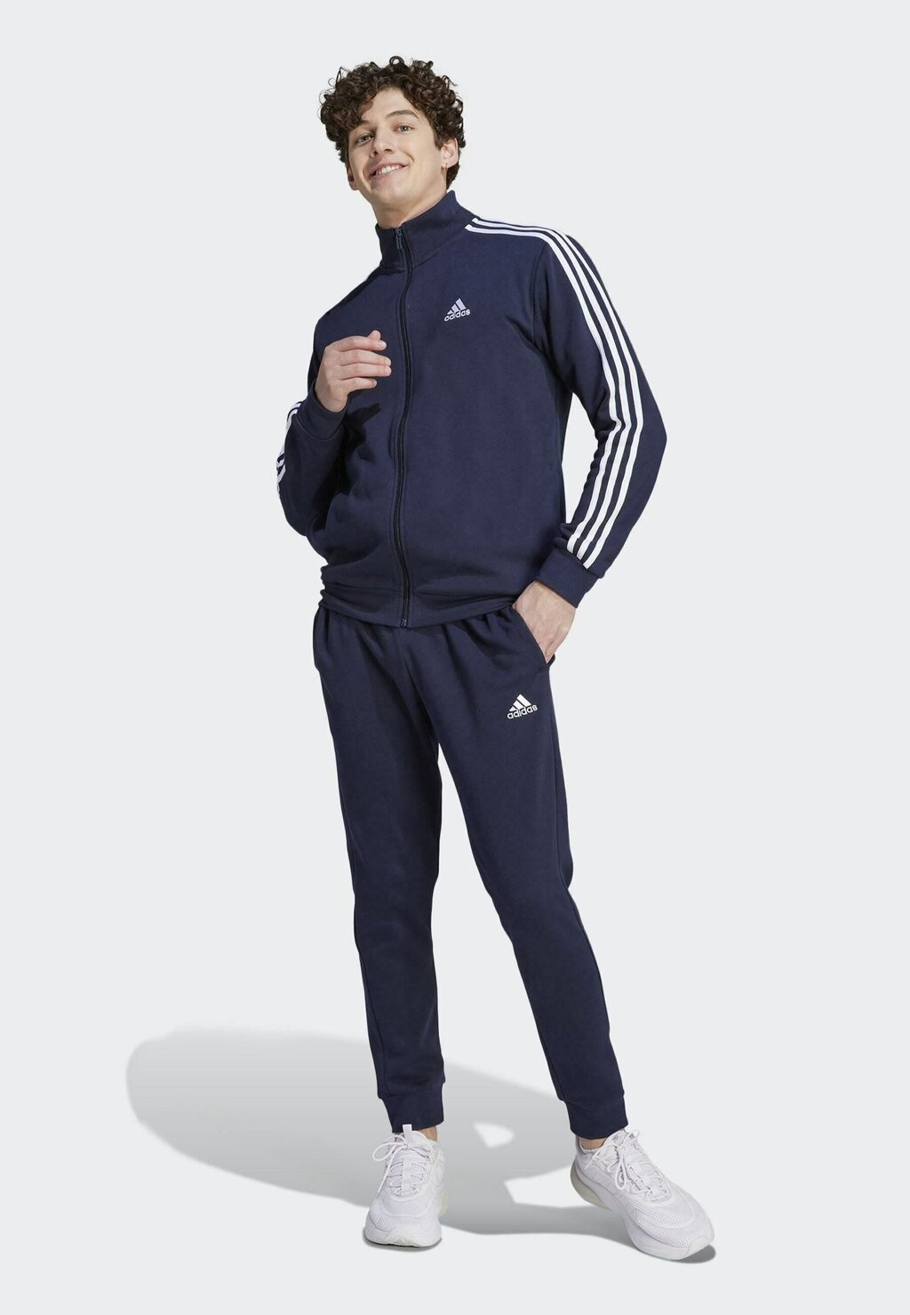 

Спортивный костюм Adidas