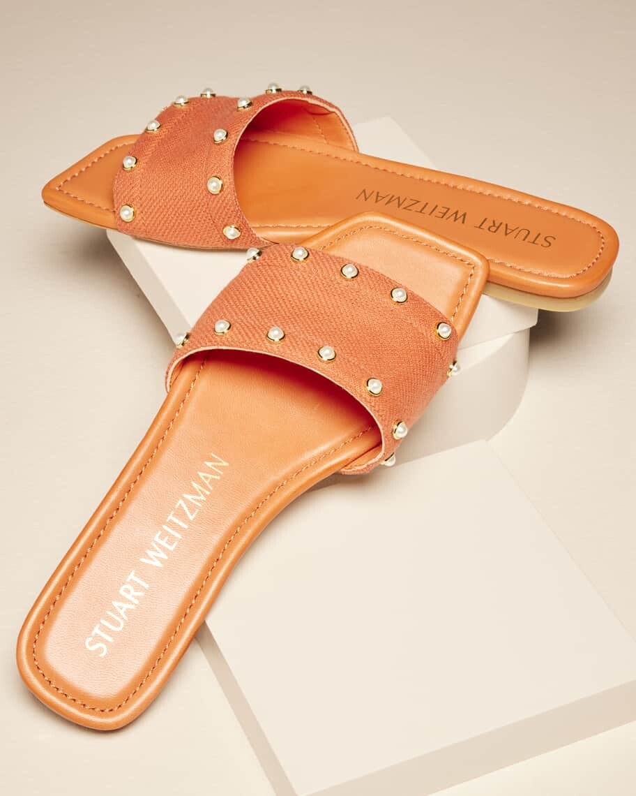 

Льняные сандалии на плоской подошве с жемчужными заклепками Stuart Weitzman