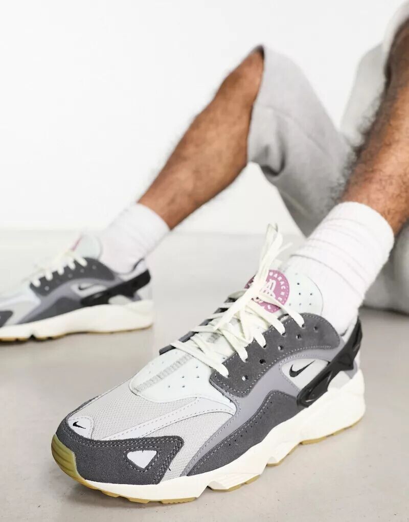 

Серо-черные беговые кроссовки Nike Air Huarache