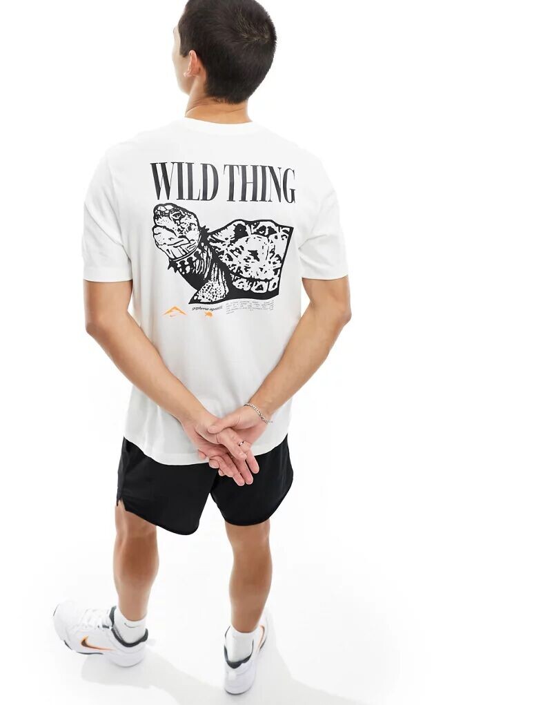 

Белая футболка для бега Nike Trail Dri-FIT с графическим принтом