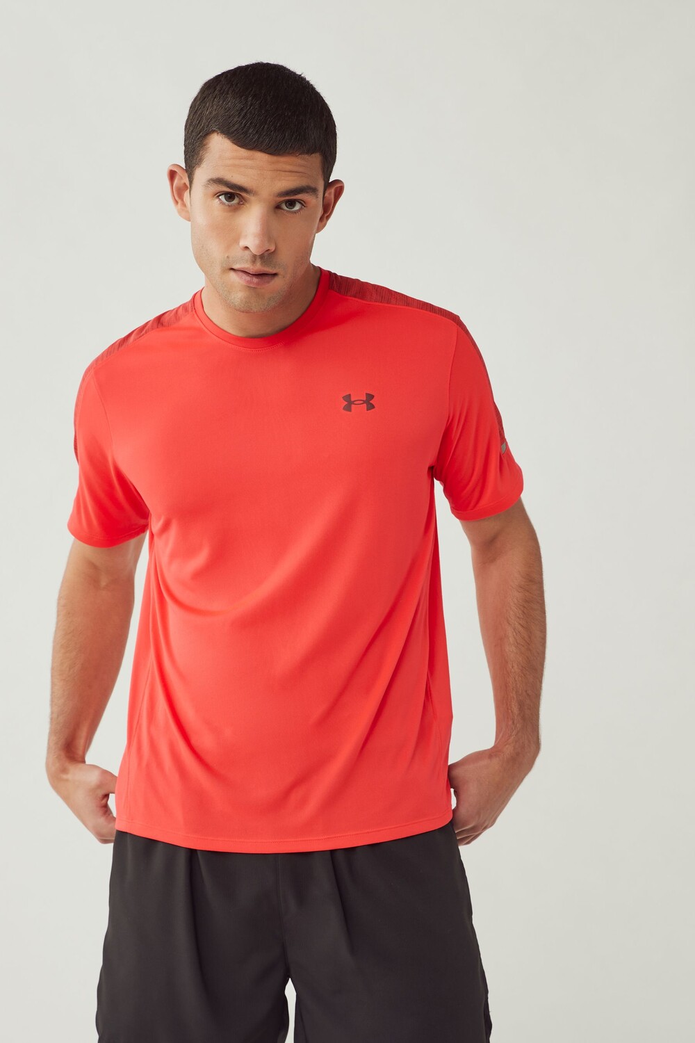 

Футболка с надписью core tech Under Armour, красный