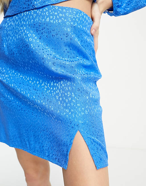 Комбинированная мини-юбка Only из атласного жаккарда ярко-синего цвета