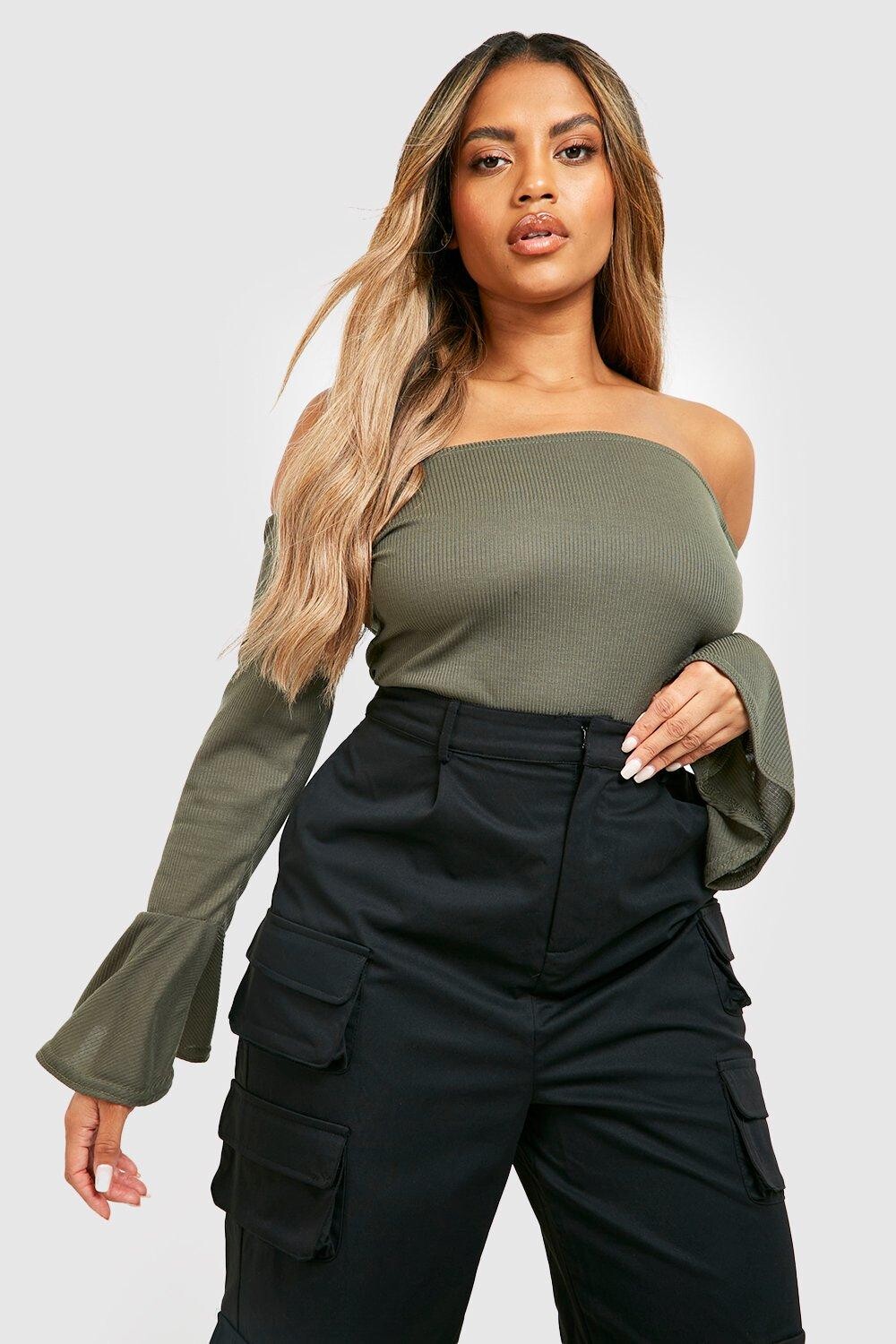 

Боди с расклешенными рукавами в ребку plus Boohoo, хаки