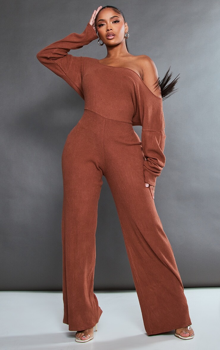 

PrettyLittleThing Шоколадно-коричневый комбинезон в рубчик с открытыми плечами