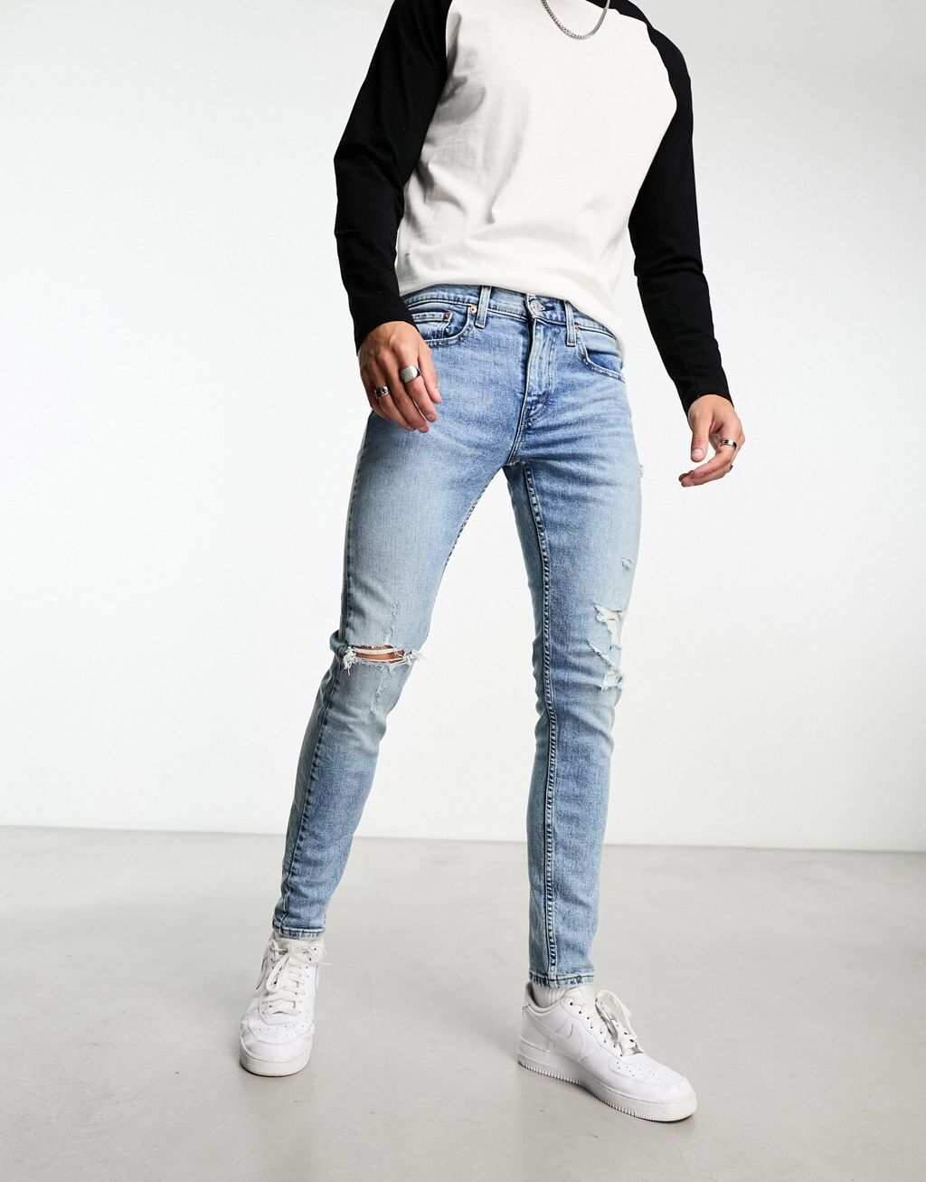 

Голубые зауженные джинсы Levi's Skinny с потертостями