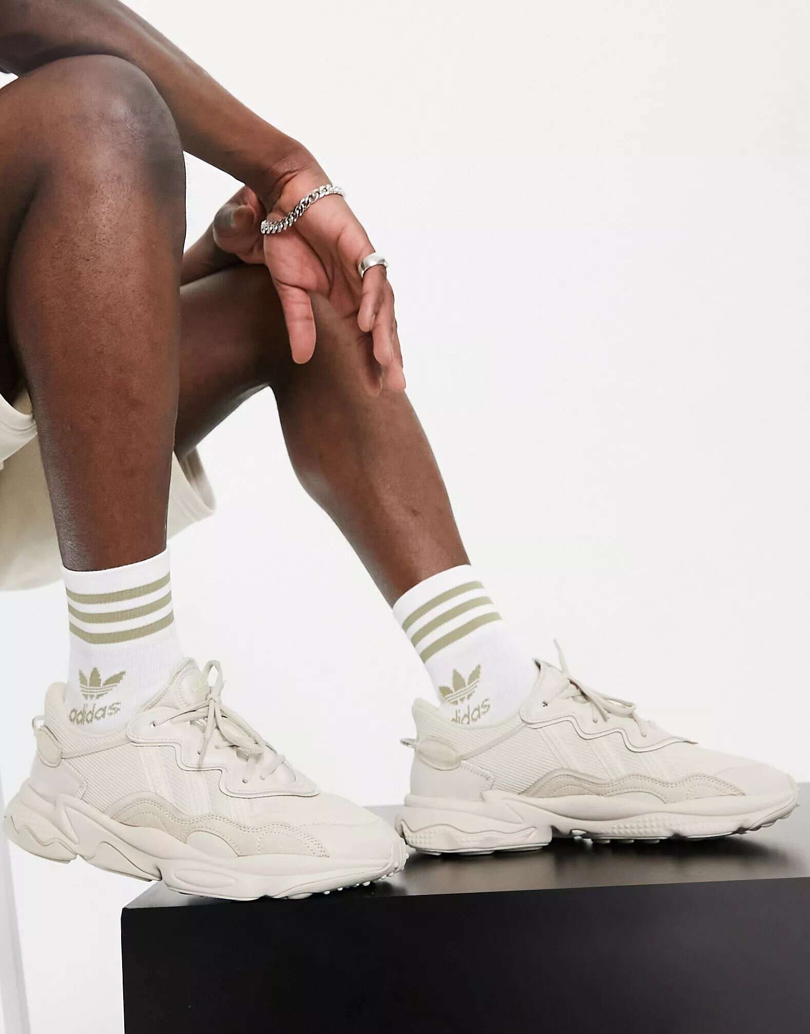 Бежевые кроссовки adidas Originals Ozweego цена и фото