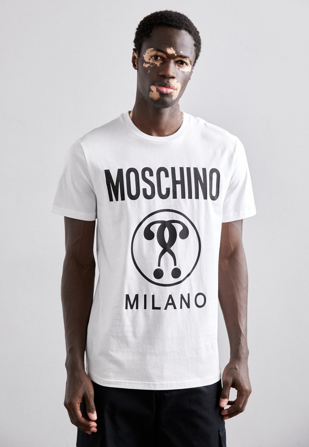 

Футболка с принтом MOSCHINO, фантазийно-белая, Белый