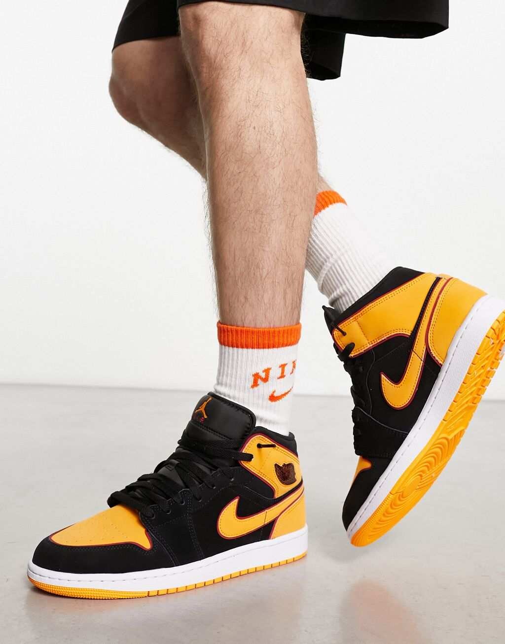 

Кроссовки Air Jordan 1 Mid ярких оранжево-черных цветов