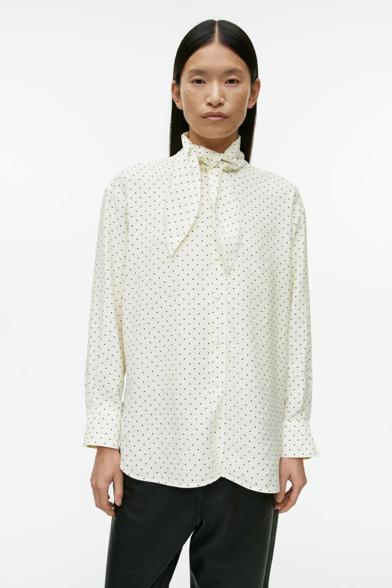 Блуза с бантом H&M, черный блуза с бантом декорированная бахрамой