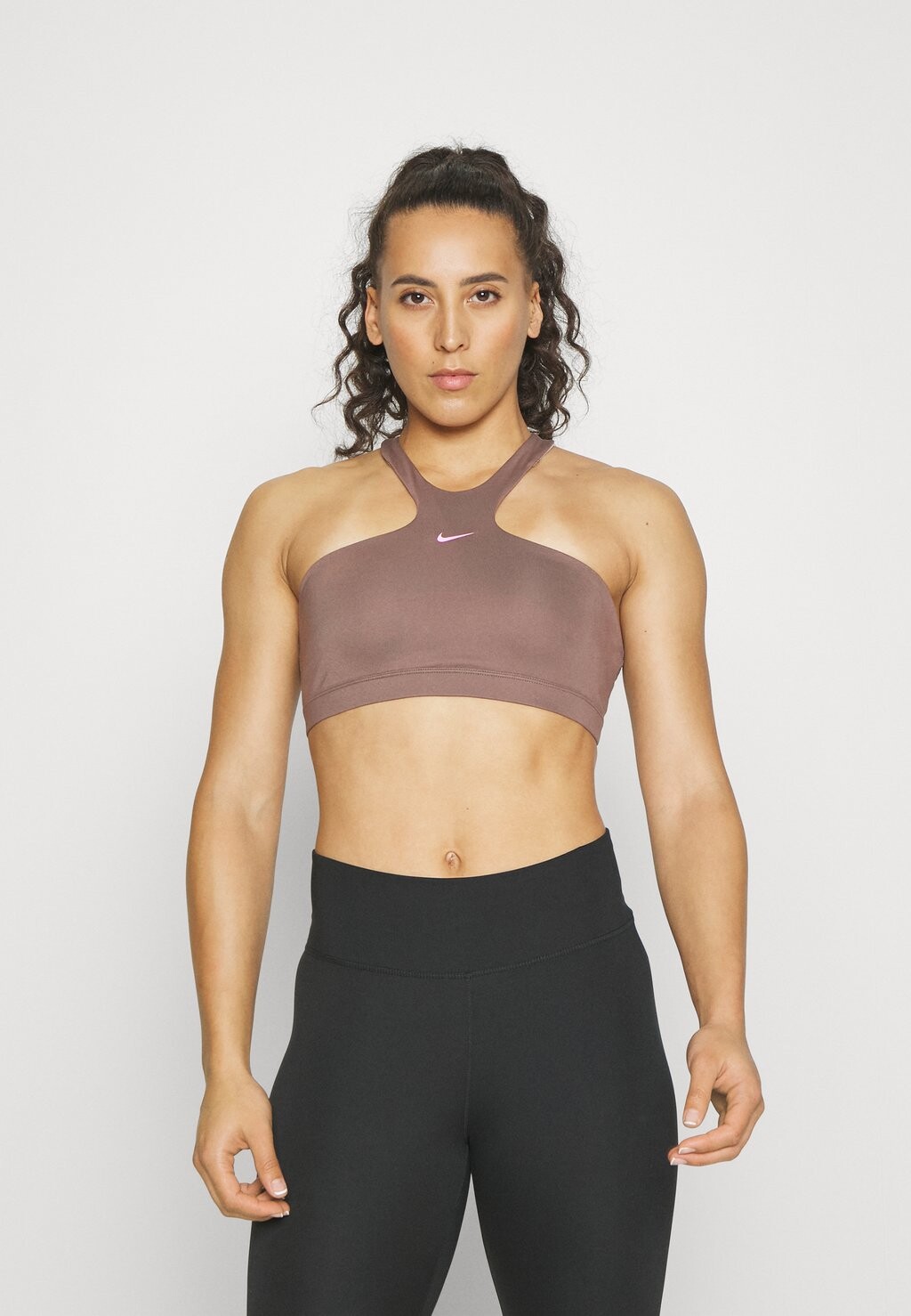 

Спортивный бюстгальтер с легкой поддержкой Nike
