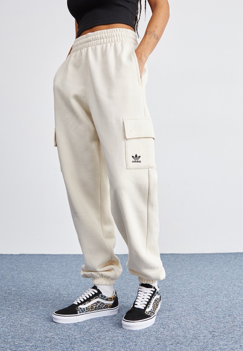 

Брюки для бега ESSENTIALS CARGO JOGGER PANT adidas Originals, цвет white