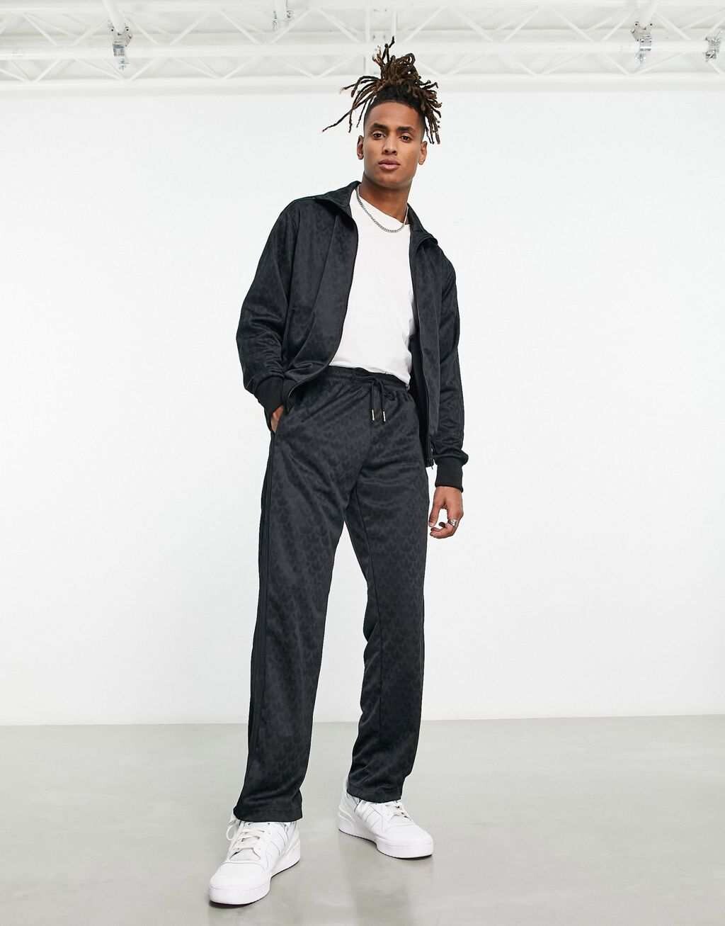 

Черные спортивные брюки с монограммой adidas Originas Trefoil